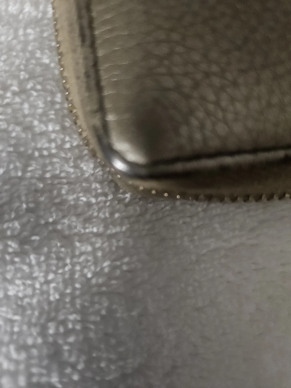 🩷❣️Authentic Gucci Metallic Silver Zip Around Wallet with Tassel - Preowned💝❤️